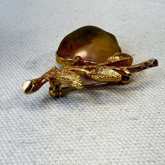 Sarah Coventry Golden Glowing Glass Apple Brooch Gold Tone Marked Vintage MCM - Picture 8 of 9